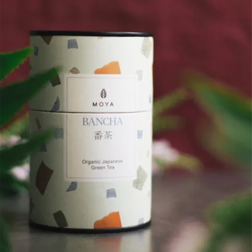 Moya Bancha losse thee, verpakking staand op een tafel - vooraanzicht