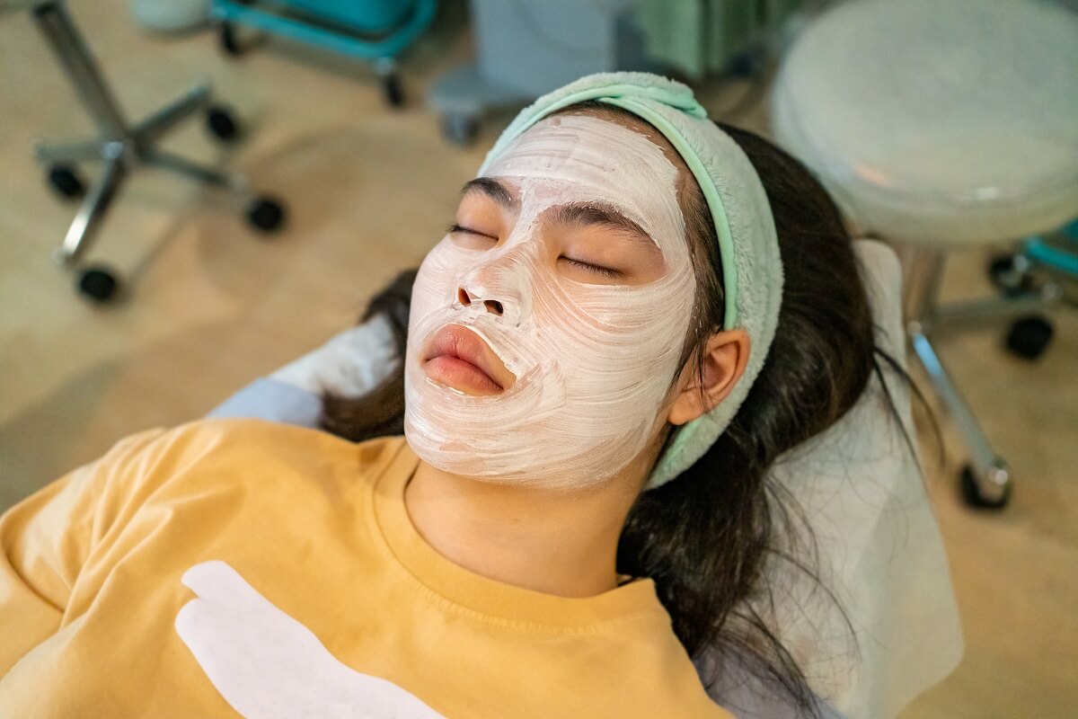 Sjaba Wellness - Schoonheidssalon - jonge aziatische vrouwelijke tiener die haar acnebehandeling krijgt