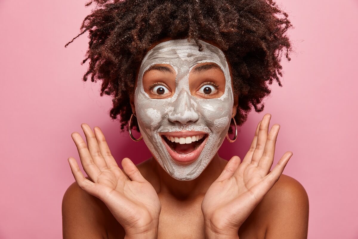 Sjaba Wellness - Schoonheidssalon - portret jonge vrouw met afro kapsel gezichtsmasker